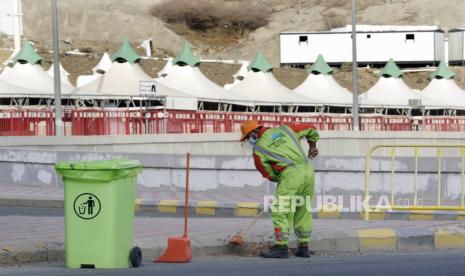 Seorang pekerja membersihkan jalan menjelang pelaksanaan ibadah haji tahunan di dekat tenda kemah di Mina,Selasa (13/7). Untuk 2 tahun berturut-turut pelaksanaan ibadah haji di batasi karena pandemi covid-19. 