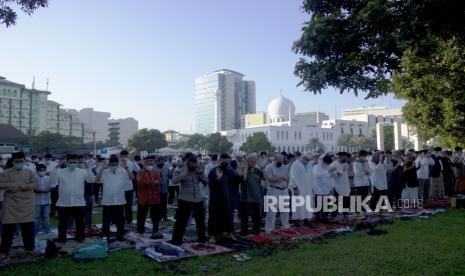 Umat Islam melaksanakan Shalat Idul Adha di Masjid Agung Al Azhar, Kebayoran Baru, Jakarta Selatan, Ahad (10/7/2022). Masjid Al-Azhar menggelar Shalat Idul Adha 1443 H dengan tema Manusiakan Manusia serta Menjaga Kemaslahatan dan Kesepakatan Bersama. Ketauhidan dan Nilai Kemanusiaan dalam Ibadah Qurban