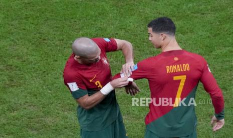 Fernando Santos: Tinggal Ronaldo Sendiri, Setop Bicara Polemik. Foto: Pepe Portugal mengenakan ban kapten di lengan rekan setimnya Cristiano Ronaldo selama pertandingan sepak bola babak 16 besar Piala Dunia antara Portugal dan Swiss, di Stadion Lusail di Lusail, Qatar, Selasa, 6 Desember 2022.