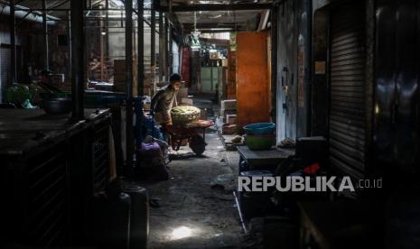 Pemkot Solo akan Tes Usap 200 Pedagang Pasar Harjodaksino. Pedagang memindahkan barang daganganya di Pasar Harjodaksino, Solo, Jawa Tengah, Selasa (14/7/2020). Pemerintah Kota Solo menutup sementara pasar tersebut selama tujuh hari kedepan setelah terdapat satu pedagang meninggal dunia terkonfirmasi COVID-19. 