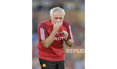 Pelatih AS Roma Jose Mourinho.