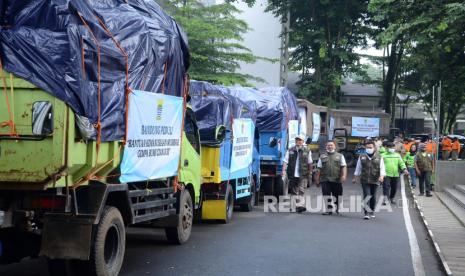 Sejumlah truk berisi bantuan untuk korban gempa di Kabupaten Cianjur siap diberangkatkan, di Plaza Balai Kota Bandung, Senin (28/11/2022). Pemkot Bandung menyalurkan bantuan dana dan barang senilai Rp 845 juta lebih kepada korban gempa di Kabupaten Cianjur. Dana tersebut berasal dari infaq dan sedekah para aparatur sipil negara (ASN) dan non-ASN di lingkungan Pemkot Bandung. Bantuan itu diharapkan dapat membantu meringankan penderitaan masyarakat yang terkena musibah.