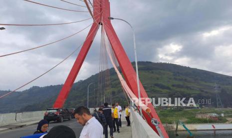 Wisatawan di Jembatan Tano Ponggol, Pulau Samosir, Sumatra Utara. BPBD Sumut meminta pengelola wisata memperketat pengawasan selama libur Natal dan Tahun Baru 2024.