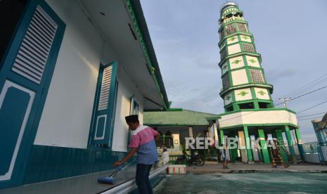 Warga Sulteng Diingatkan Prokes Saat Peringatan Maulid Nabi. Seorang anak membersihkan lantai Situs Cagar Budaya Masjid Al Amin atau Masjid Tua Wani di Desa Wani II, Kabupaten Donggala, Sulawesi Tengah, Ahad (18/4/2021). Masjid yang dibangun pada tahun 1906 dan tetap kokoh meski diguncang gempa dan tersapu gelombang tsunami pada 28 September 2018 tersebut hingga kini masih aktif digunakan untuk beribadah oleh masyarakat setempat dan menjadi salah satu tujuan wisata religi terutama pada bulan Ramadhan. 