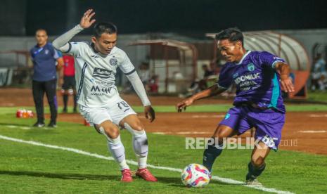 Pesepak bola Persija Jakarta Witan Sulaeman (kiri) berusaha merebut bola dari pesepak bola Persita Mario Jardel (kanan) saat pertandingan BRI Liga 1 di Stadion Sultan Agung, Bantul, D.I Yogyakarta, Ahad (18/8/2024). Pertandingan tersebut berakhir imbang dengan skor 0-0. 