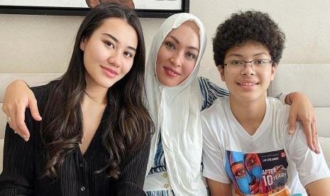 Angelina Sondakh bersama Aaliyah dan Keanu Massaid.