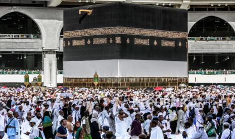 Allah Turunkan Rahmat Bagi Hamba yang Memandangi Ka'bah. Foto:   Jamaah haji melakukan Tawaf (berputar-putar) di sekitar Ka