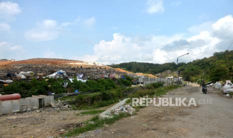 Aktivitas pembuangan sampah terhenti imbas penutupan jalan masuk di Tempat Pengolahan Sampah Terpadu (TPST) Piyungan, Bantul, Yogyakarta, Ahad (8/5/2022). Warga menutup akses menuju TPST Piyungan ini merupakan bentuk penolakan terhadap proses transisi pembuangan sampah ke lahan baru. Selain itu, warga juga meminta penutupan TPST Piyungan secara permanen.