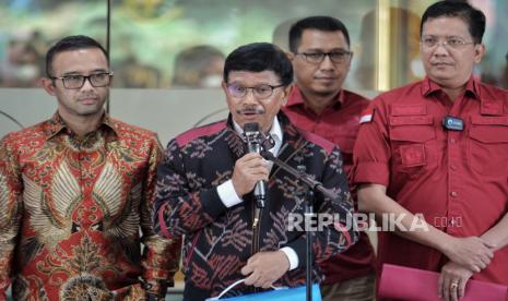 Menteri Komunikasi dan Informatika Johnny G Plate saat memberikan keterangan pers usai menjalani pemeriksaan di Gedung Jaksa Agung Muda Tindak Pidana Khusus (Jampidsus) Kejaksaan Agung, Jakarta, Rabu (15/3/2023). Kejaksaan Agung melakukan pemanggilan tehadap Johnny G Plate untuk diperiksa sebagai saksi terkait kasus dugaan korupsi penyediaan base transceiver station (BTS) BAKTI Kominfo tahun 2020-2022. Dalam konferensi pers tersebut, Plate enggan menyampaikan materi pemeriksaan, karena merupakan kewenangan Kejaksaan Agung. Johnny G Plate menjalani pemeriksaan sekitar 6 jam, dan meninggalkan gedung Jampidsus sekitar pukul 15.00 WIB.