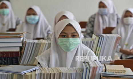  Para siswa memakai masker wajah saat mengajar di kelas protokol kesehatan untuk menahan penyebaran wabah virus corona, di Pondok Pesantren Daarul Rahman di Jakarta, Rabu, 18 November 2020