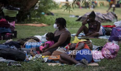  Migran Haiti beristirahat di sebuah perkemahan di sebuah taman olahraga di Ciudad Acua, Meksiko, Selasa, 21 September 2021. Pihak berwenang AS telah bergerak untuk mengusir banyak migran yang berkemah di sekitar jembatan di Del Rio, Texas, setelah menyeberang dari Ciudad Acuna, Meksiko. Para pejabat juga berusaha menghalangi orang lain melintasi perbatasan dari Meksiko.