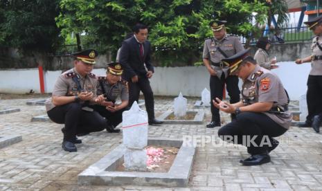 Menyambut Hari Bhayangkara ke-78 tahun 2024, Kapolres Indramayu, AKBP M Fahri Siregar, memimpin pelaksanaan upacara prosesi tabur bunga di Taman Makam Pahlawan (TMP) Dharma Ayu, Kabupaten Indramayu. Senin (24/6/2024). 