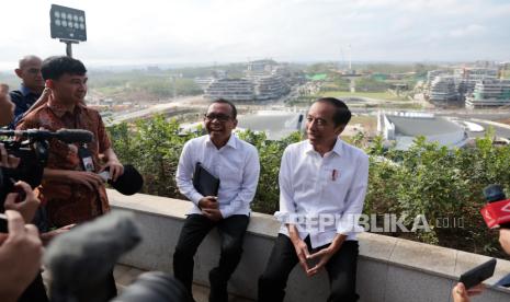 Presiden Joko Widodo (kanan) bersama Menteri Sekretaris Negara (Mensesneg) Pratikno saat perdana berkantor di kompleks Kantor Presiden, Ibu Kota Nusantara (IKN), Senin (29/7/2024).