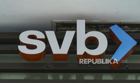 FILE - The Silicon Valley Bank logo is seen at an open branch in Pasadena, Calif., on March 13, 2023. The bidding process for the successor of Silicon Valley Bank is being extended by the Federal Deposit Insurance Corp. to give more time to work out a potential deal. The FDIC said Monday, March 20, 2023 that there’s been “substantial interest” from multiple parties for Silicon Valley Bridge Bank. 