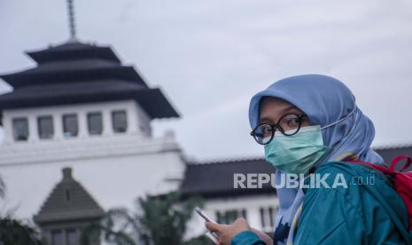 Warga mengenakan masker saat beraktivitas di depan Gedung Sate, Bandung, Jawa Barat, Kamis (9/7/2020). Gugus Tugas Percepatan Penanganan COVID-19 melansir data bahwa Provinsi Jawa Barat menjadi sebaran terbesar kasus positif baru virus COVID-19 yakni 962 kasus dari peningkatan kasus positif sebanyak 2.657 orang di Indonesia pada Kamis (9/7) sehingga total menjadi 70.736 orang, sedangkan jumlah pasien sembuh bertambah 1.066 sehingga menjadi 32.651 orang di Indonesia. 