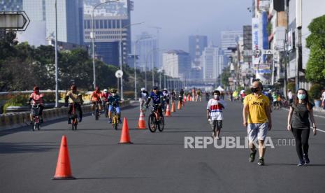 Warga berolahraga saat Hari Bebas Kendaraan Bermotor (HBKB) atau Car Free Day (CFD) di Jalan Gajah Mada, Jakarta, Ahad (5/7/2020). Pemprov DKI Jakarta kembali menggelar HBKB saat masa PSBB transisi di 32 titik lokasi yang telah ditentukan untuk menggantikan lokasi HBKB di Jalan Sudirman dan MH Thamrin yang ditiadakan sementara. 