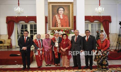 Presiden Joko Widodo menganugerahkan gelar pahlawan nasional kepada almarhum Dr. dr. H.R. Soeharto asal Jawa Tengah, almarhum K.G.P.A.A. Paku Alam VIII asal DIY, almarhum dr. Raden Rubini Natawisastra dari Kalimantan Barat, almarhum H. Salahuddin bin Talibuddin dari Maluku Utara serta almarhum K.H. Ahmad Sanusi dari Jawa Barat. (ilustrasi)