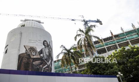 Pmbangunan proyek revitalisasi Taman Ismail Marzuki (TIM), Cikini, Jakarta, Senin (22/3/2021). Teater Arena kembali dihadirkan di TIM dalam proyek revitalisasi.