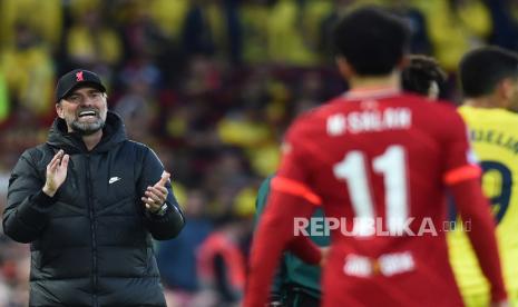 Manajer Liverpool Juergen Klopp bereaksi selama pertandingan sepak bola leg pertama semifinal Liga Champions UEFA antara Liverpool FC dan Villarreal CF di Liverpool, Inggris, 27 April 2022.