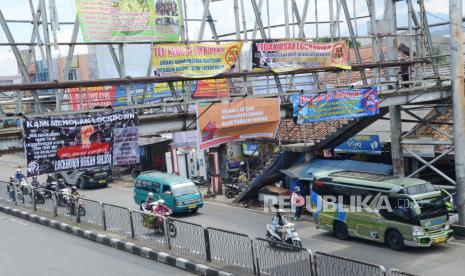 Sejumlah tulisan menolak lockdown dipasang di jembatan penyebrangan Terminal Cicaheum, Kota Bandung, Kamis (2/4). Himbauan pemerintah agar masyarakar tidak mudik atau pulang kampung berimbas pada sepinya penumpang di terminal bus antarkota antarprovinsi. (ilustrasi)