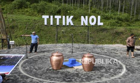 Pekerja menyelesaikan pekerjaan persiapan jelang seremoni ritual Kendi Nusantara di titik nol Ibu Kota Negara (IKN) Nusantara di Kecamatan Sepaku, Penajam Paser Utara, Kalimantan Timur, Ahad (13/3/2022). Presiden Joko Widodo akan menggelar seremoni ritual Kendi Nusantara dengan mengumpulkan 34 tanah dan air yang dibawa oleh 34 gubernur se-Indonesia di titik nol IKN Nusantara pada Minggu (14/3/2022). 