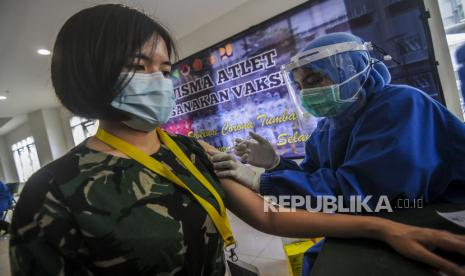 Sejumlah tenaga kesehatan menjalani vaksinasi di Rumah Sakit Darurat (RSD) Wisma Atlet, Jakarta, Rabu (20/1).