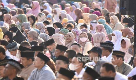 Niat dan Tata Cara Sholat Idul Fitri. Foto:   Bupati Sleman, Kustini Sri Purnomo, melaksanakan sholat Idul Fitri di Lapangan Dengggung, Sleman, Jumat (21/4/2023) pagi. 