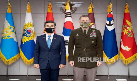  Menteri Pertahanan Korea Selatan Suh Wook (kiri) mengatakan militer negaranya memiliki berbagai rudal yang jangkauan, akurasi dan kekuatannya semakin baik. Pernyataan tersebut dikecam Korea Utara dan dianggap memperburuk hubungan kedua negara