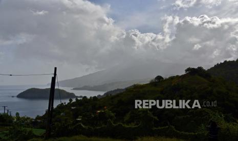 Abu naik ke udara saat gunung berapi La Soufriere meletus di pulau Karibia timur St.Vincent, dilihat dari Chateaubelair, Jumat, 9 April 2021.