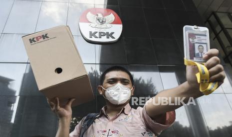 Seorang pegawai KPK Yudi Purnomo berjalan keluar sambil membawa peralatan pribadi dari meja kerjanya di Gedung Merah Putih KPK, Jakarta, Kamis (16/9/2021). KPK memberhentikan 51 pegawai yang tidak lulus Tes Wawasan Kebangsaan (TWK) saat alih status menjadi ASN per 30 September 2021. 