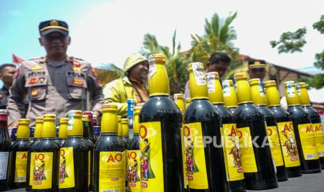 Polisi bersiap memusnahkan botol minuman keras saat ungkap kasus di Polres Batang, Jawa Tengah, Selasa (2/4/2024). Polres Batang berhasil menyita 929 botol minuman keras (miras), 4 jerigen ciu, dan 1 jerigen tuak hasil Operasi Pekat Candi 2024 dari tanggal 6-25 Maret 2024 dan 2.611 botol miras hasil kegiatan rutin yang ditingkatkan (KRYD) yang bertujuan untuk memberikan rasa aman dan nyaman masyarakat saat ramadhan dan merayakan Hari Raya Idul Fitri mendatang. 