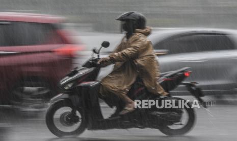 Seorang pengendara motor melintas saat hujan di  kawasan Bundaran HI, Jakarta. BMKG memprakirakan hujan dengan intensitas ringan akan mengguyur sejumlah kota besar di Indonesia (ilustrasi)