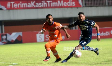 Penyerang Persib Wander Luiz dibayagi bek Persiraja Rahmad pada pertandingan lanjutan Piala Menpora 2021 di Stadion Maguwoharjo, Sleman, Yogyakarta, Jumat (2/4).