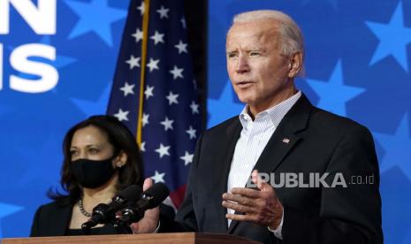  Calon presiden dari Partai Demokrat, Mantan Wakil Presiden Joe Biden berbicara pada hari Kamis, 5 November 2020, di Wilmington, calon wakil presiden dari Partai Demokrat Senator Kamala Harris, D-Calif., Berdiri di sebelah kiri. 