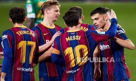  Striker FC Barcelona Pedri Gonzalez (kanan) merayakan bersama rekan satu timnya setelah mencetak gol 5-2 selama pertandingan sepak bola LaLiga Spanyol antara FC Barcelona dan Real Betis yang diadakan di stadion Camp Nou di Barcelona, Spanyol, Senin (8/2).