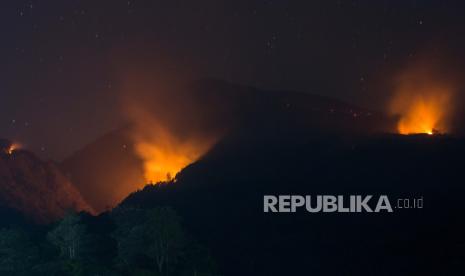 Kobaran api membakar hutan dan lahan (Karhutla) Gunung Lawu di Jenawi, Karanganyar, Jawa Tengah, Jumat (6/10/2023) malam. Pemerintah Kabupaten Karanganyar menetapkan status tanggap darurat bencana kebakaran di Gunung Lawu, sementara Berdasarkan data terakhir Badan Penanggulangan Bencana Daerah (BPBD) Karhutla Gunung Lawu yang terbakar mencapai 100 hektare sedangkan upaya pemadaman masih terus dilakukan salah satunya dengan water bombing. 