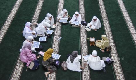 Warga lanjut usia (lansia) belajar mengaji saat mengikuti Pesantren Ramadhan Lansia di Masjid Agung Ciamis, Kabupaten Ciamis, Jawa Barat, Sabtu (23/3/2024). Pesantren kilat selama tiga hari yang diikuti 125 orang lansia dan 24 ustadz dan ustadzah muda itu dibekali materi tauhid, fiqih, budi pekerti, dan membaca Al Quran.