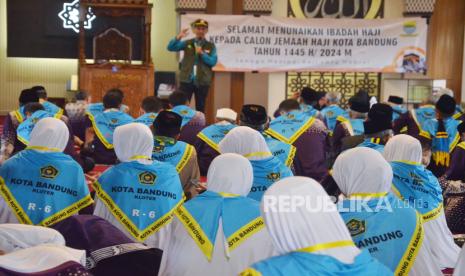 Petugas memberikan pengarahan kepada 439 calon jamaah haji kloter 16 Kota Bandung saat pelepasan calon jamaah haji, di Mapolda Jawa Barat (Jabar), Jalan Soekarno Hatta, Ahad (26/5/2024). Dalam kesempatan para petugas menyampaikan pentingnya kebersamaan dan kerjasama agar tidak ada masalah saat menunaikan ibadah haji. Jamaah diberangkatkan menuju Asrama Haji Embarkasi Indramayu dan akan diterbangkan dari Bandar Udara Internasional Jabar Kertajati.