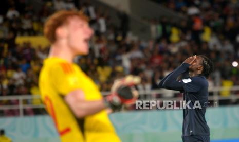 Peyesalan bek Timnas U17 Perancis, Meupiyou usai gagal mengeksekusi pinalti ke gawang Timnas U17 Perancis saat pertandingan Final Piala Dunia U17 2023 di Stadion Manahan, Surakarta, Jawa Tengah, Sabtu (2/12/2023). Jerman berhasil memenangkan Piala Dunia U17 untuk pertama kalinya usai mengalahkan Perancis melalui adu pinalti 4-3 (2-2). Jerman pada babak kedua bermain dengan 10 pemain usai Osawe mendapat kartu merah pada menit ke 69.