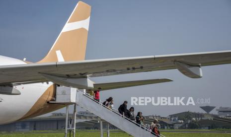 Penumpang turun dari pesawat super air jet. Pesawat tersebut sempat gagal terbang di Lombok.