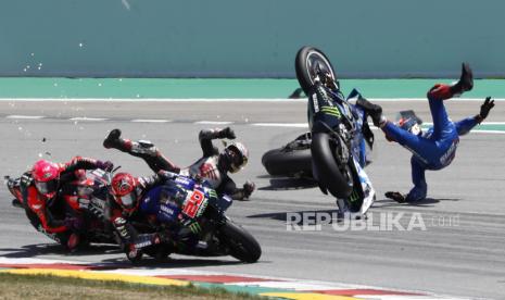 Pembalap MotoGP Spanyol Alex Rins (kanan) dari tim Suzuki Ecstar dan Takaaki Nakagami (tengah) Jepang dari LCR Honda Idemtsu crah di tikungan pertama balapan Grand Prix Catalonia di trek Circuit de Barcelona-Catalunya, di Montmelo, Barcelona, ????timur laut Spanyol , 05 Juni 2022.