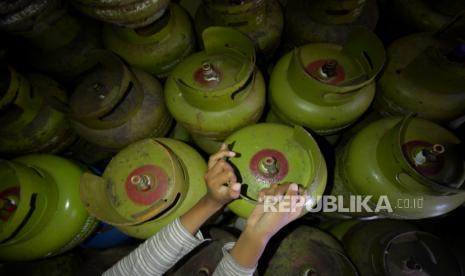 Pedagang menata tabung gas LPG 3 kg di agen LPG kawasan Kemang Timur, Jakarta Selatan. ilustrasi. Republika/Thoudy Badai