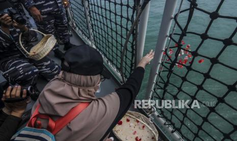 Keluarga dan kerabat korban jatuhnya pesawat Sriwijaya Air SJ 182 saat menabur bunga di perairan Kepulauan Seribu, Jakarta.