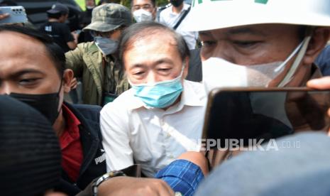 Tersangka kasus dugaan korupsi pemilik PT Duta Palma Group, Surya Darmadi tiba di Kejaksaan Agung, Jakarta, Senin (15/8/2022). Surya Darmadi tiba di Kejaksaan Agung sekitar pukul 13.58 untuk memenuhi panggilan pemeriksaan Kejaksaan Agung setelah ditetapkan menjadi buron dalam kasus dugaan tindak pidana korupsi penguasaan lahan sawit seluas 37.095 hektar di wilayah Indragiri Hulu, Riau oleh PT Duta Palma Group dengan kerugian negara diperkirakan mencapai Rp78 triliun. Republika/Thoudy Badai