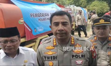 Polres Metro Bekasi bersama Forum Komunikasi Pimpinan Kecamatan Cibarusah menyalurkan bantuan air bersih.