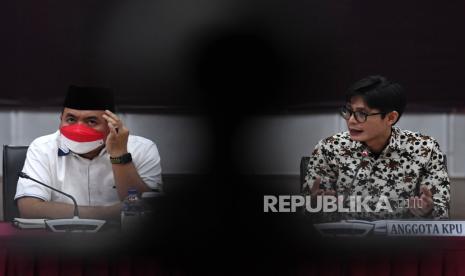 Anggota Komisioner KPU August Mellaz (kanan) dan Mochammad Afifudin (kiri) menyampaikan presentasi Uji Publik terhadap Materi Muatan Rancangan Peraturan KPU Tentang Partisipasi Masyarakat dalam Pemilihan Umum dan Pemilihan Gubernur dan Wakil Gubernur, Bupati dan Wakil Bupati, dan atau Walikota dan Wakil Walikota di Jakarta, Kamis (18/8/2022). Rancangan Peraturan KPU tersebut diharapkan penyelenggaraan pemilihan umum yang lebih demokratis. 