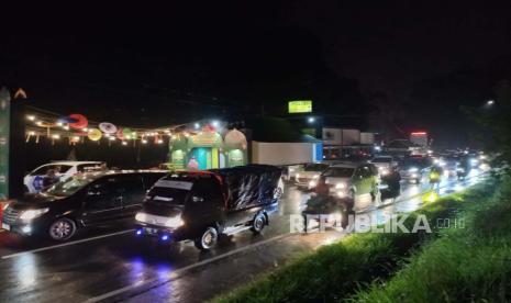 Kondisi arus lalu lintas dari arah Tasikmalaya menuju Garut di jalur Gentong, Kabupaten Tasikmalaya, Ahad (30/4/2023) malam. Polisi sebut arus kendaraan dari Garut menuju Bandung, Jawa Barat masih ramai.