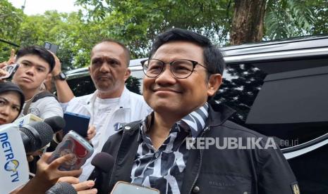 Cawapres nomor urut 1 Muhaimin Iskandar. Muhaimin Iskandar alias Cak Imin kembali tugas jadi Wakil Ketua DPR usai cuti panjang