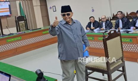 Pimpinan Mahad Al-Zaytun Indramayu, Panji Gumilang, mengikuti sidang. Pimpinan Al Zaytun, Panji Gumilang mempertanyakan tentang perpanjangan penahanannya.