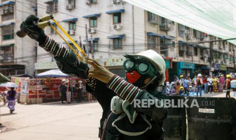 Demonstran wanita berlatih sling shot selama protes menentang kudeta militer di Yangon, Myanmar,  Kamis (18/3). Protes anti-kudeta terus berlanjut meskipun tindakan keras terhadap demonstran semakin intensif oleh pasukan keamanan.